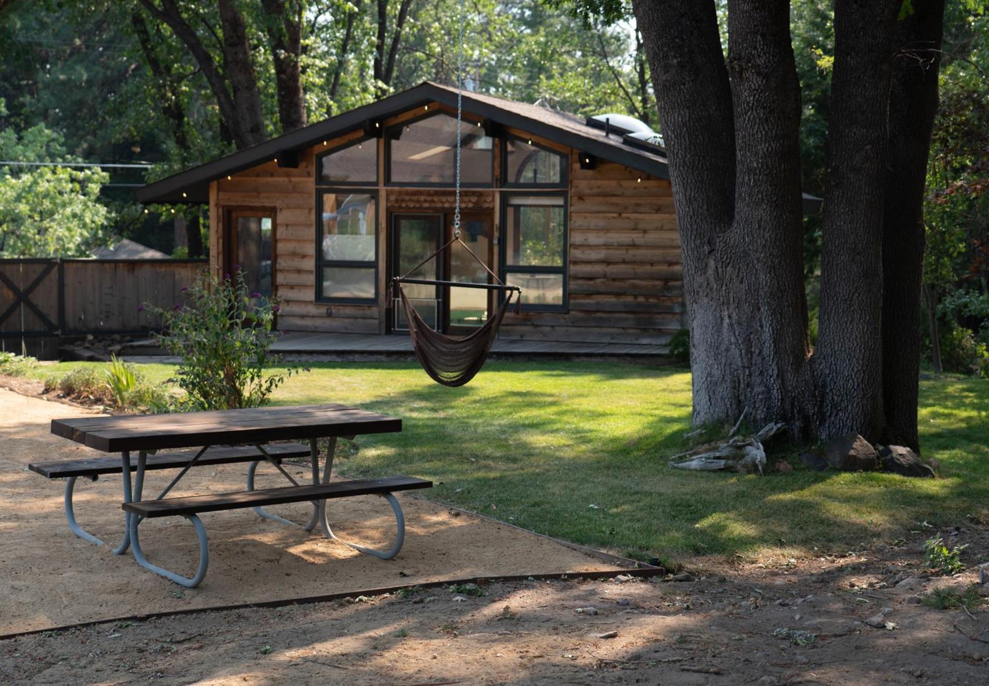 Basecamp Lodge Mount Shasta Bagian luar foto