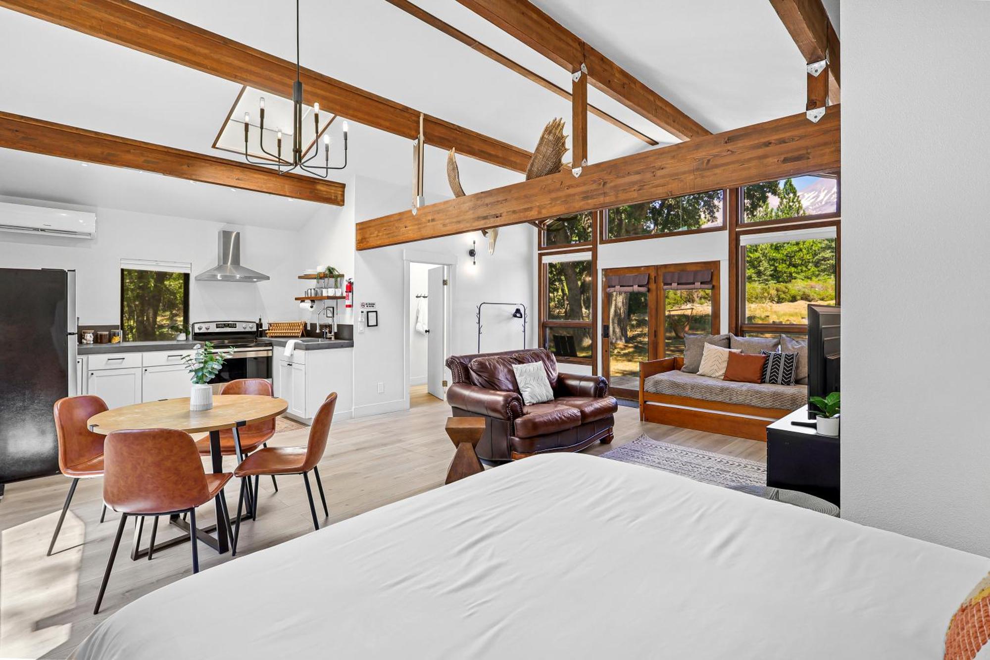 Basecamp Lodge Mount Shasta Bagian luar foto