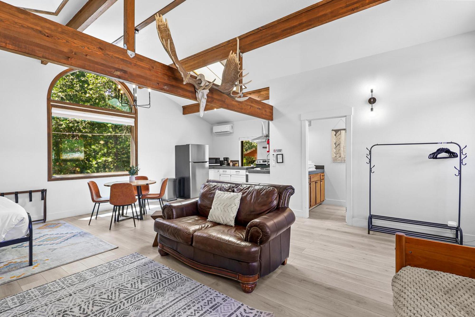 Basecamp Lodge Mount Shasta Bagian luar foto